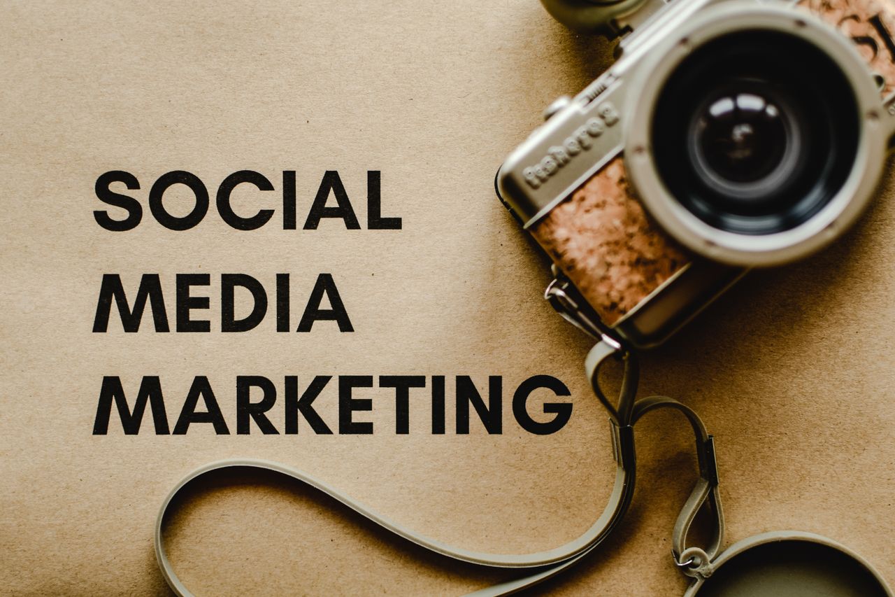 About A vintage camera on brown paper with 'SOCIAL MEDIA MARKETING' text, perfect for marketing visuals.